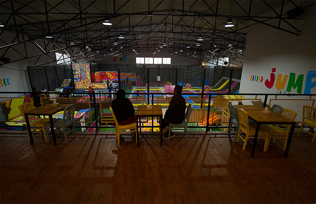 parents watching from the cafeteria, JUMPKTM, Mandikatar.