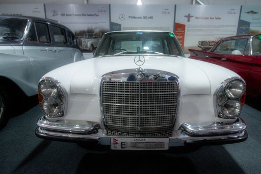 nada-auto-show-vintage-cars-white-mercedes.jpg